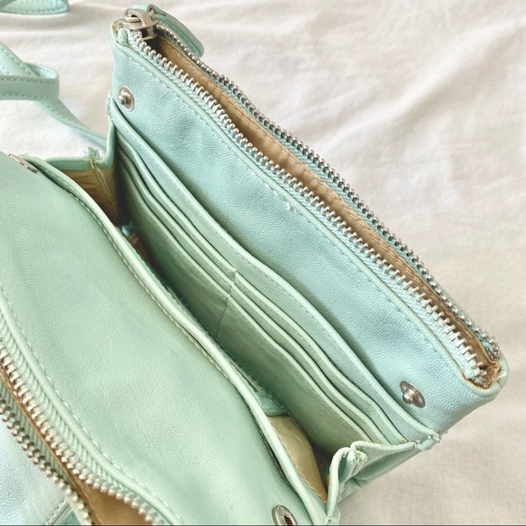 New York & Co | Tiffany Blue Shoulder Handbag 💙 - Picture 4 of 8